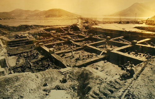 河姆渡文化遗址位于余姚市的河姆渡村,距今有7000多年的历史.